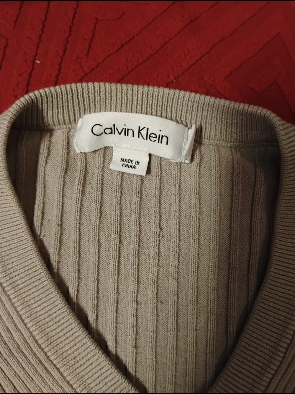 Calvin Klein Ribbed V-Neck Sweater in Beige 22 inches p2p - Picture 4 of 7